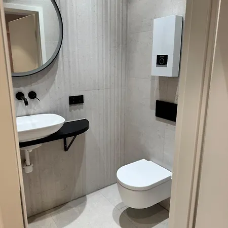 Exclusive Basement With Terrace Appartamento